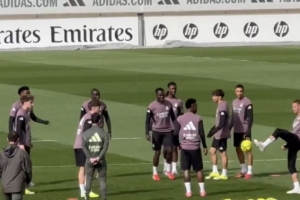 记者:卡马文加现身皇马备战塞尔塔赛前训练,此前因牙疼缺席比赛 - 资讯配图