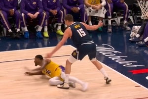 玩老鹰捉小鸡呢？斯玛特先犯规 随后卡位造成约基奇犯规 - 资讯配图