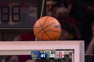 一塌糊涂！伊森空位三分打铁 球甚至弹到计时器上 - 资讯配图