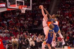 电光石火！追梦分球被杜兰特抢断 申京快下上篮被霍福德追防血帽 - 资讯配图