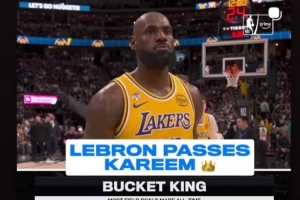 进球数超越贾巴尔独居历史第一！詹姆斯赛后转发多个庆祝海报 - 资讯配图