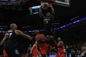 太生猛了！爱德华兹双手隔扣巴雷特手都扣疼了 这手臂太壮了啊！ - 资讯配图