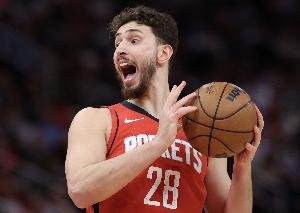 媒体人：申京明明有能力打好比赛 但有一大部分比赛就是吊儿郎当 - 资讯配图