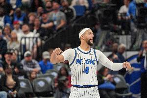 风云突变！萨格斯飙中三分后助攻小卡特扣篮 魔术迅速完成反超 - 资讯配图