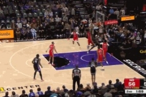 南村群童欺我老无力！威少单挑米西上篮被后者钉板大帽 - 资讯配图