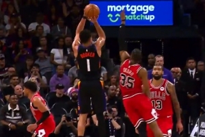 还有悬念！布克借掩护高难度追身干拔三分 太阳追到只差1分！ - 资讯配图