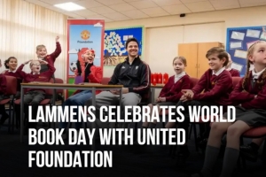 曼联门将拉门斯参加俱乐部基金会组织的世界读书日活动 - 资讯配图