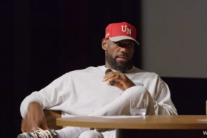 詹姆斯谈黑子:他们只会通过贬低你来让自己感觉良好! - 资讯配图