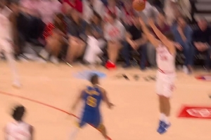 进入神射模式！谢泼德连中三记三分球带队反超勇士 - 资讯配图