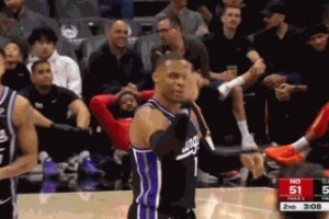 放我是吧？威少弧顶接球命中打板三分球 兴奋庆祝 - 资讯配图