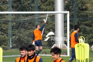 鲁媒报泰山赛前官训：王大雷脏辫新造型吸睛、五外援均现身训练场 - 资讯配图