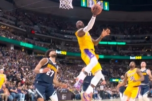 掌控进攻！詹姆斯连续冲筐得分&造杀伤 助攻海斯吃饼暴扣 - 资讯配图