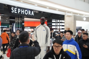 这是机翻吗？法尔晒活动照并配文：高大的龙 - 资讯配图