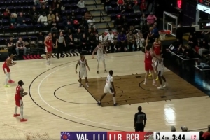 闲庭信步！杨瀚森篮下单打 连续转身勾手轻松命中 - 资讯配图