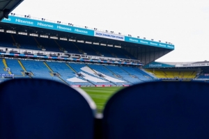 比赛暂停给穆斯林球员开斋遭球迷狂嘘，利兹联官方呼吁保持尊重 - 资讯配图