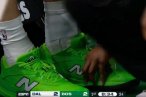 无大碍！弗拉格倒地有些崴脚一瘸一拐走到场边 调整后继续作战 - 资讯配图