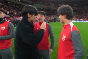 吕文君、蔡慧康退役仪式海港列队致敬,球迷在看台打出巨型TIFO - 资讯配图