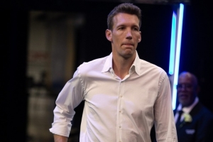 邓利维：人们希望你有大动作 但有些球队为了眼前利益牺牲了未来 - 资讯配图