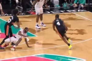 太秀了！福克斯连续变向直接将小琼斯晃倒在地 还险些晃倒小卡 - 资讯配图