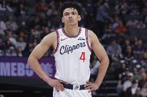 华丽！桑德斯突进篮下 使出梦幻脚步晃开防守上篮打中 - 资讯配图