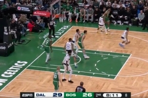 输送炮弹！塔图姆再送助攻 德里克·怀特三分正中靶心 - 资讯配图