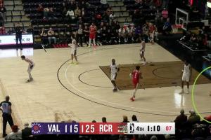 行吧行吧！杨瀚森底角老半天 伸手要球队友没给又尴尬放下 - 资讯配图