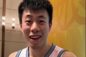 看儿时照片认人！张镇麟认出赵睿杜锋等人 没认出沈梓捷、杨鸣等 - 资讯配图