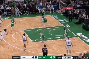 还能硬解！米德尔顿撤步强投命中 并造塔图姆犯规加罚也有 - 资讯配图