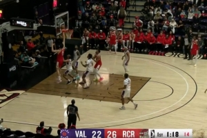 探囊取物！杨瀚森掩护后顺下接球 倚住防守轻松打中 - 资讯配图