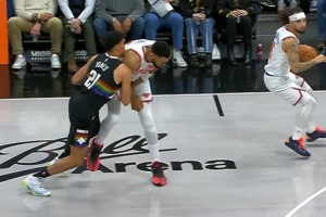 没有升级！斯潘塞·琼斯对唐斯使用猴子偷桃 只吹了普通犯规 - 资讯配图