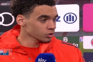 穆西亚拉:非常荣幸戴上拜仁队长袖标,我本以为会给格雷茨卡 - 资讯配图