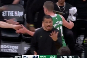 晚了一点点！加尔扎三分不中 普理查德补篮无效超时在先 - 资讯配图