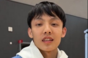 挑战失败！未来之妞冯敏敏360转身+胯下换手上篮 徐杰：整不来 - 资讯配图