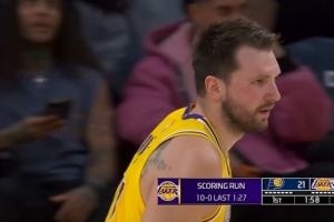 哪有什么道理可讲！东契奇找到手感弧顶连中两记三分球 - 资讯配图