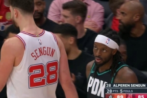 6失误！申京连续被吹进攻犯规 已经5犯在身了 - 资讯配图