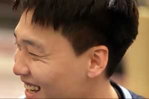 赵睿接受群访满脸笑容被cue周琦 曾凡博打趣：你慢点说 - 资讯配图