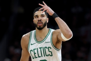 媒体人:塔图姆存在感很足 他像从前一样做一切事情 直到找回手感 - 资讯配图