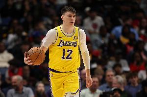 是人类？拉拉维亚大空位三分球 投得离篮筐一米多远三不沾！ - 资讯配图