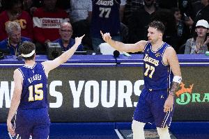 东契奇本赛季7场40+5+5+5三分联盟断档第一 里夫斯&库里2场第二 - 资讯配图