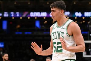 中锋有射程！加尔扎半场9分钟 7中4&三分5中2拿到10分4前场板 - 资讯配图