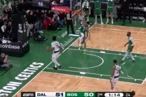 神兵天降！普理查德三分不中 塔图姆飞身补扣拿到个人首分 - 资讯配图