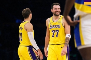 双白闪耀!湖人官方晒赢球海报 东契奇&肯纳德登上封面 - 资讯配图