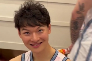 一言为定？王哲林打趣：明年参加扣篮大赛 我也想当当扣篮王 - 资讯配图