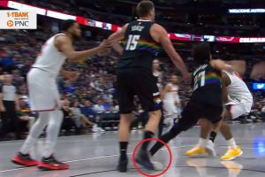 穆雷防守沉退左脚不慎踩到约基奇 脚踝外翻极度痛苦！已回更衣室 - 资讯配图