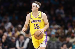 在场上干哈呢?里夫斯首节4中0一分未得&上篮也不中 送3助攻 - 资讯配图