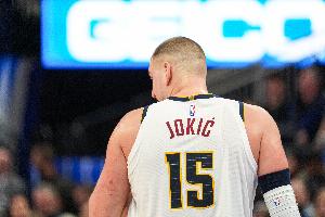 独木难支!约基奇被迫三节打卡 21中14砍下38分8板5助 - 资讯配图