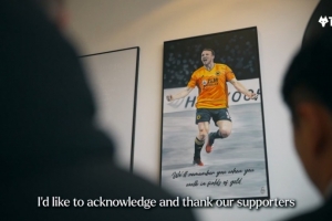 狼队纪念若塔的艺术品揭幕，用球迷献花制成的墨水绘制而成 - 资讯配图