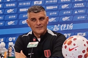 约翰·阿洛伊西：满意球员丢球后没有低头沮丧，红牌改变了比赛 - 资讯配图