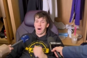 里夫斯谈手腕包扎：只是觉得这样看起来很酷&所以就戴着了 - 资讯配图