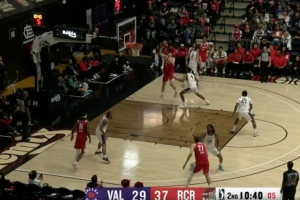 持续输出！杨瀚森持球单打 晃开防守转身抛投命中 - 资讯配图